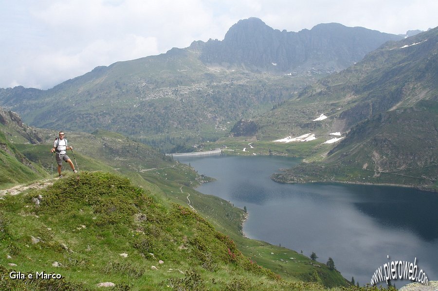 05 I laghi Gemelli sfondo pizzo del Becco.jpg